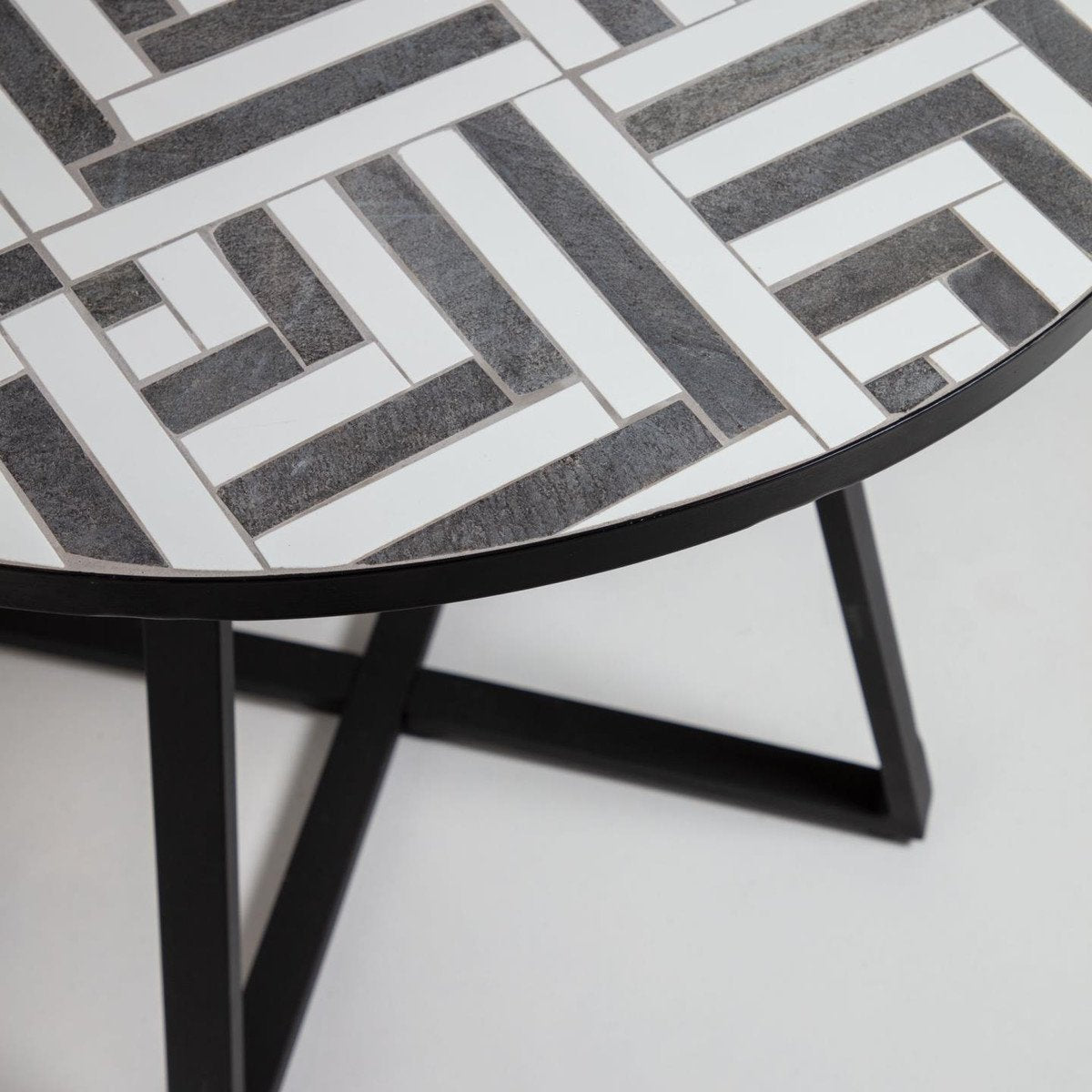 Tella Dining table