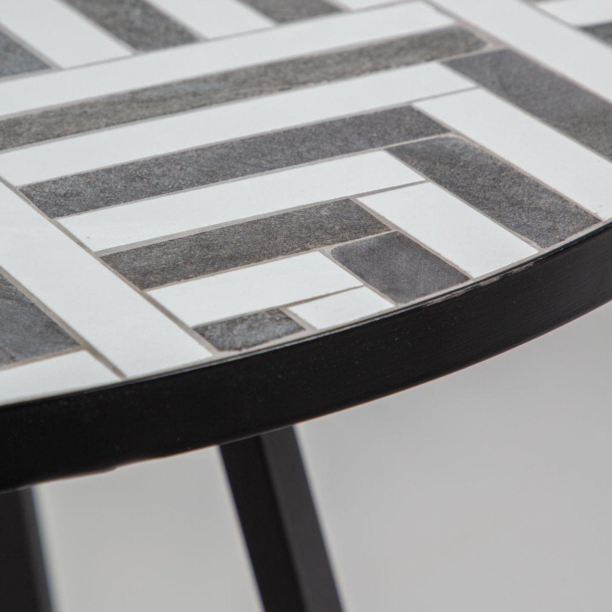 Tella Dining table